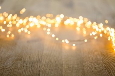 Noel tebrik kartı. Bokeh arka planında şenlik dekorasyonu. Yeni yıl konsepti. Uzayı kopyala Düz yatıyordu. Üst görünüm.