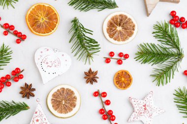 Noel kompozisyonu. Beyaz arka planda hediyeler, koniler. Noel, kış, yeni yıl konsepti. Düz konum, üst görünüm, kopyalama alanı. Düz yatıyordu. Üst görünüm.