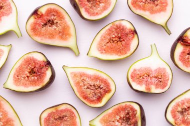 Beyaz arka planda izole edilmiş incir meyveleri. Üst Manzara. Düz yatıyordu.