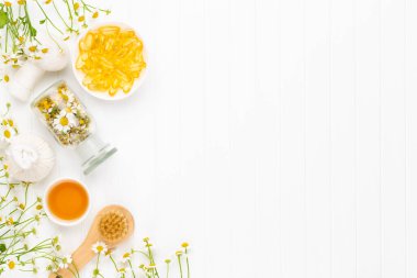 Doğal kozmetik ürünleri ve açık arkaplanda papatya çiçekleri ile kompozisyon aroması.
