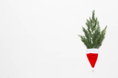 Noel tebrik kartı. Beyaz ahşap arka planda dekorasyon. Yeni yıl konsepti. Uzayı kopyala Düz yatıyordu. Üst görünüm.