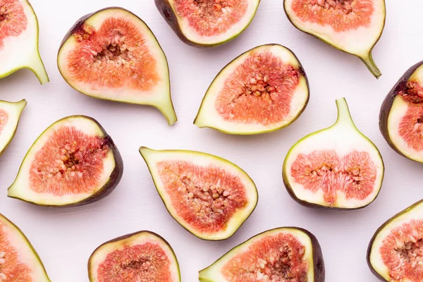 Beyaz arka planda izole edilmiş incir meyveleri. Üst Manzara. Düz yatıyordu.