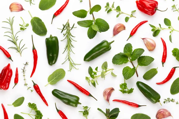 Kräuterblätter Und Chilipfeffer Auf Weißem Hintergrund Würzen Gemüsemuster Blumen Und — Stockfoto