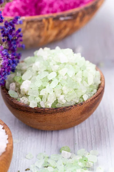 Doğal deniz tuzlu spa seti. Salon tedavisi daveti için spa konsepti veya şablonu. 