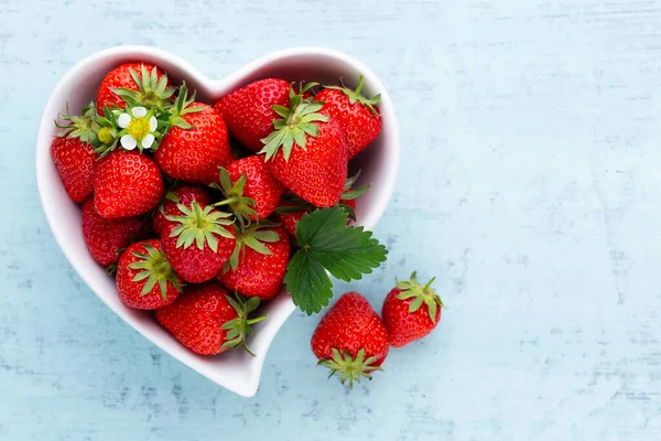 Corazón Fresa Fresas Frescas Plato Sobre Mesa Madera Blanca Vista — Foto de Stock