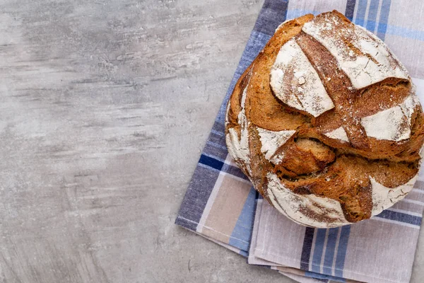Koyu gri mutfak masasında taze pişmiş ekmek..