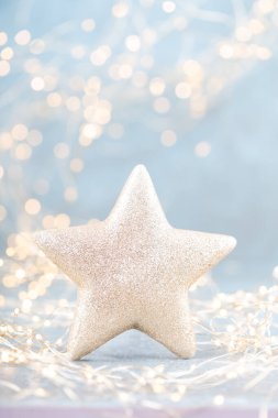 Bokeh arka planında Noel yıldızları. Noel kutlaması konsepti. Tebrik kartı.