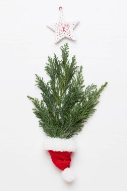 Noel tebrik kartı. Beyaz ahşap arka planda dekorasyon. Yeni yıl konsepti. Uzayı kopyala Düz yatıyordu. Üst görünüm.