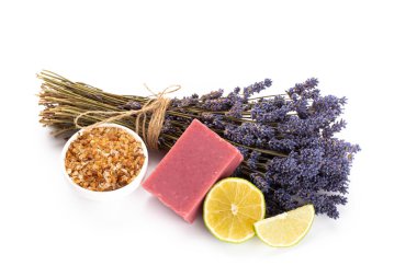 Lavanta ve turuncu doğal kozmetik ürünleri, beyaz arka planda ev yapımı spa için limon..