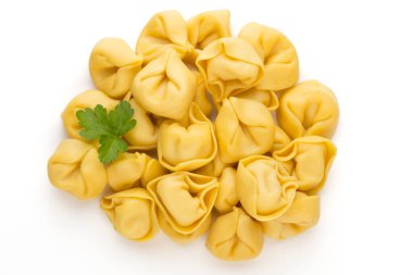 Çiğ makarna, otlu tortellini..
