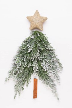 Noel ağacı bembeyaz arka planda yatıyordu. Yeni yıl konsepti. Uzayı kopyala Düz yatıyordu. Üst görünüm.