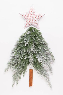 Noel ağacı bembeyaz arka planda yatıyordu. Yeni yıl konsepti. Uzayı kopyala Düz yatıyordu. Üst görünüm.