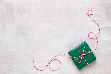 Mutlu Noeller ve mutlu bayramlar tebrik kartı, çerçeve, pankart. Yeni yıl. Noel. Gümüş Noel hediyeleri, mavi arka plan manzaralı süsler. Kış tatili Xmas teması. Düz yatıyordu.