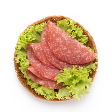 Beyaz arka planda salamlı sandviç.. 