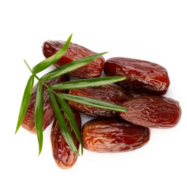 Kuru tarihler beyaz arkaplanda izole edilmiş. Üst Manzara. Düz uzanma deseni.