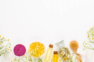 Doğal kozmetik ürünleri ve açık arkaplanda papatya çiçekleri ile kompozisyon aroması.