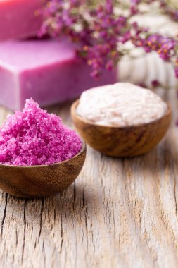 Doğal deniz tuzlu spa seti. Salon tedavisi daveti için spa konsepti veya şablonu. 