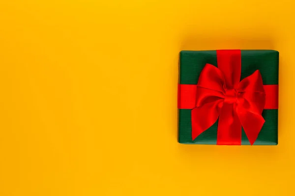 Cadeau Aanwezig Vak Kleur Tafel Bovenaanzicht Platte Lay Compositie Voor — Stockfoto