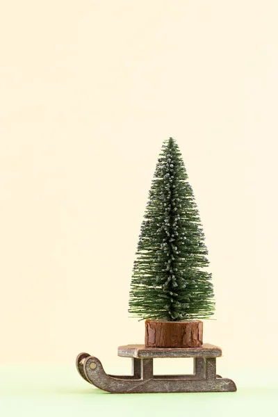 彩色照片背景上的圣诞树 圣诞或新年最小的概念 — 图库照片