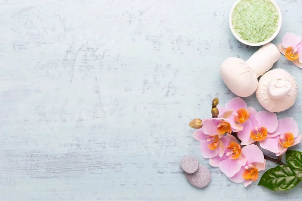 Spa aromaterapi arka planı, basit orkide çiçekleriyle süslenmiş çeşitli güzellik ürünleri..