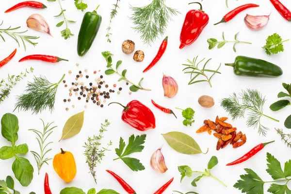 Baharatlı Bitkisel Yapraklar Beyaz Arka Planda Kırmızı Biber Sebze Deseni — Stok fotoğraf