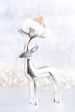 Bokeh gümüşü arka planda Noel geyiği. Noel veya Yeni Yıl Minimum Konsept.
