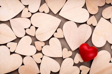Tahta kalpler, tahta kalp arka planında kırmızı bir kalp..