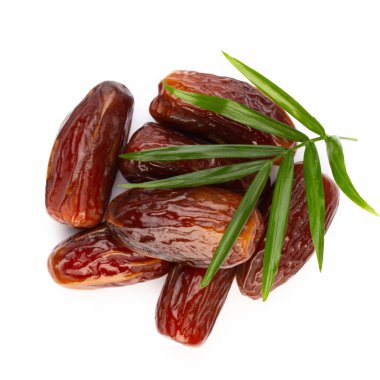 Kuru tarihler beyaz arkaplanda izole edilmiş. Üst Manzara. Düz uzanma deseni.