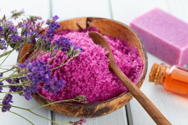 Doğal deniz tuzlu spa seti. Salon tedavisi daveti için spa konsepti veya şablonu. 