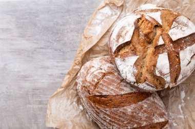 Ekmek arkaplan, üst görünüm, siyah ve çavdar somunları.