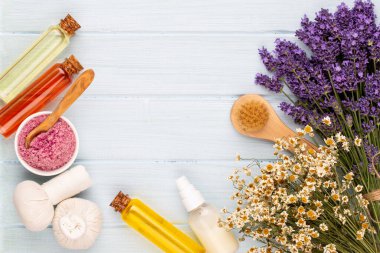 Temel yağ ve lavanta, çiçekli papatya tuzu..