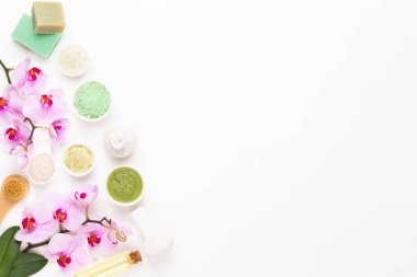 Spa aromaterapi kozmetik ürünler konsepti, orkide, bir metin için bir arkaplan, düz uzanma, yukarıdan görünüm.