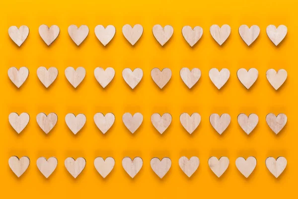 Kis Szívek Sárga Háttérrel Kreatív Ötlet Valentin Napi Üdvözlőkártya — Stock Fotó