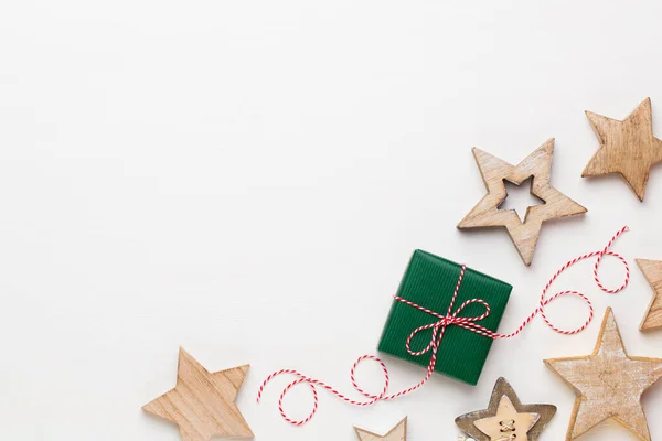 クリスマスのグリーティングカード 白い木製の背景にお祭りの装飾 新年のコンセプト コピースペース 平置きだ トップ表示 — ストック写真