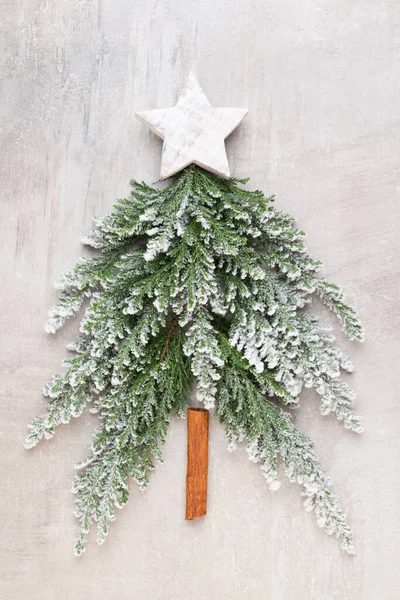 Der Weihnachtsbaum Lag Flach Auf Dem Grauen Hintergrund Neujahrskonzept Kopierraum — Stockfoto