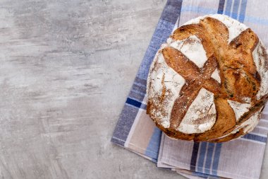 Koyu gri mutfak masasında taze pişmiş ekmek..