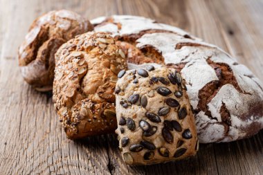 Ekmek arkaplan, üst görünüm, siyah ve çavdar somunları.