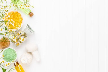 Doğal kozmetik ürünleri ve açık arkaplanda papatya çiçekleri ile kompozisyon aroması.