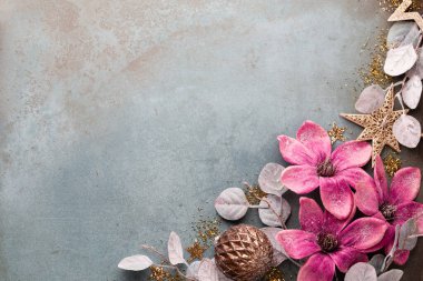 Klasik mavi arka planda güzel bir Noel çiçeği. Düz dizayn. Uzayı kopyala Yatay.