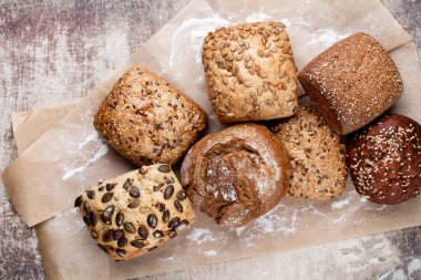 Koyu gri mutfak masasında taze pişmiş ekmek..