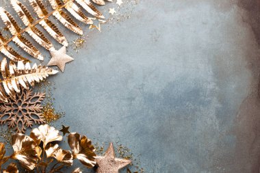 Klasik mavi arka planda güzel bir Noel çiçeği. Düz dizayn. Uzayı kopyala Yatay.