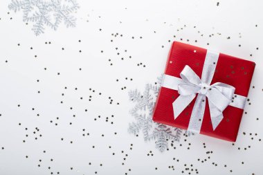 Noel afişi. Arka plan Xmas tasarımı, gerçekçi hediye kutuları ve parıltılı konfetilerle. Yatay Noel posteri, tebrik kartları.