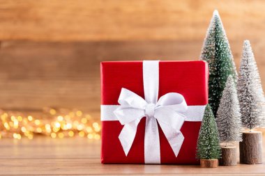 Kurdeleli Noel hediye kutuları ve bokeh arka planında ağaç..