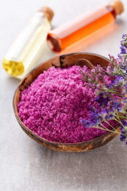 Doğal deniz tuzlu spa seti. Salon tedavisi daveti için spa konsepti veya şablonu. 