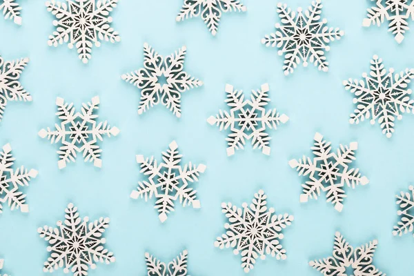 Kerst Achtergrond Witte Sneeuw Decoraties Een Roze Achtergrond — Stockfoto