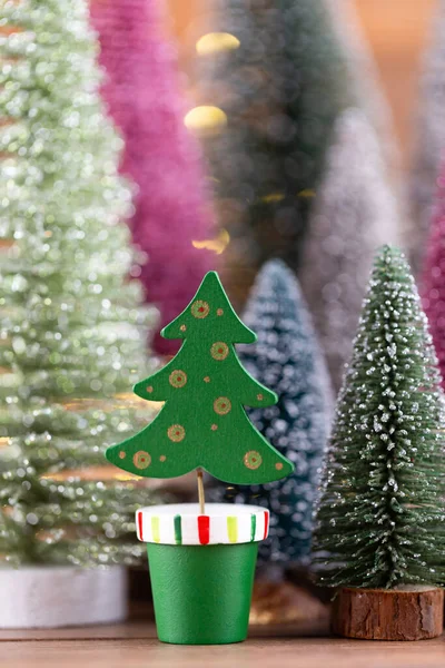 五彩缤纷的圣诞树 木制背景 圣诞假期庆祝的概念 问候语 — 图库照片