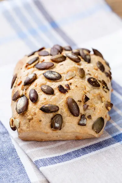 Frisch Gebackenes Brot Auf Dunkelgrauem Küchentisch Draufsicht — Stockfoto