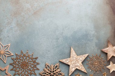 Klasik mavi arka planda güzel bir Noel çiçeği. Düz dizayn. Uzayı kopyala Yatay.