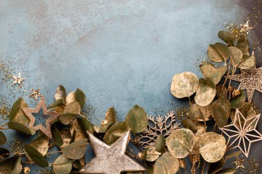 Klasik mavi arka planda güzel bir Noel çiçeği. Düz dizayn. Uzayı kopyala Yatay.