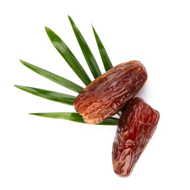 Kuru tarihler beyaz arkaplanda izole edilmiş. Üst Manzara. Düz uzanma deseni.